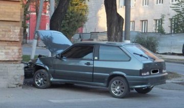 У Кіровограді легковик рикошетом влетів у будинок (фото)