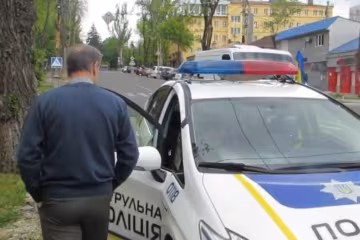 У Запоріжжі нелюд затягнув молоду дівчину у кущі - допоміг сусід в трусах