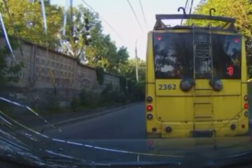 Тролейбус "развалился" в Киеве, скриншот