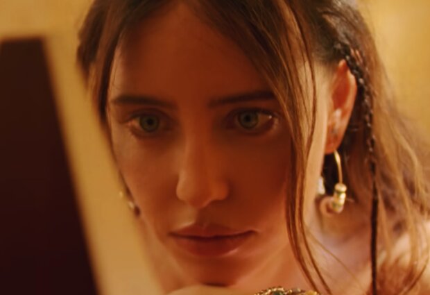 Надя Дорофеева, кадр из клипа на песню "На самоті"