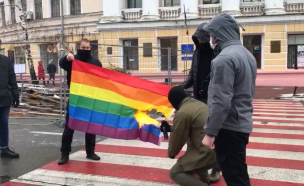спалення прапора ЛГБТ, скріншот з відео