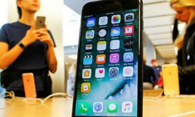 Samsung завдав рекламного удару по iPhone X