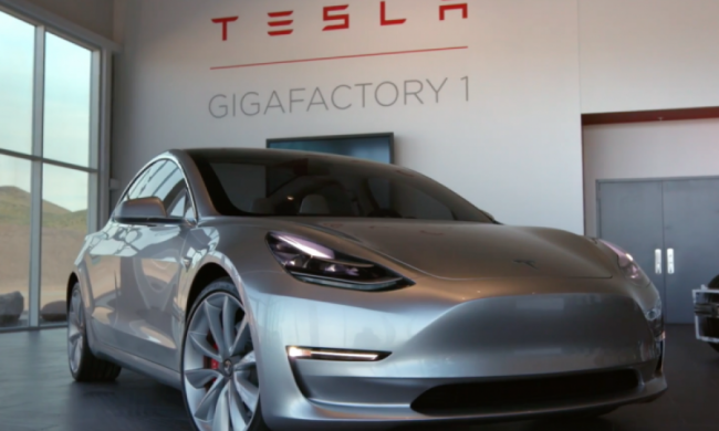 Маск показал первую поездку на Tesla Model 3