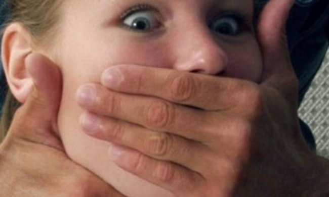 Отец два года насиловал 12-летнюю дочь на Закарпатье