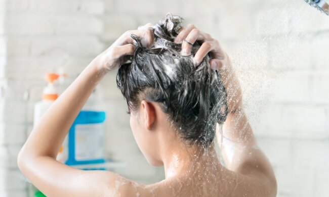 Мытье головы, скриншот: YouTube