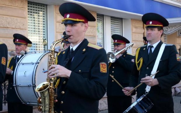 Оркестр ВМС устроил ветерану персональный концерт под балконом: видео