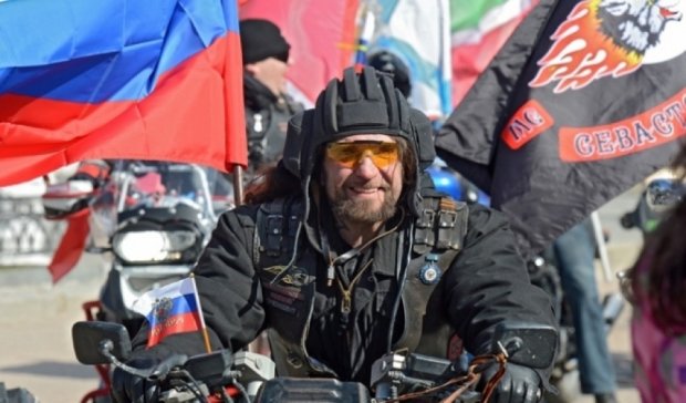 Белорусы пытались встретить путинских байкеров украинским флагом