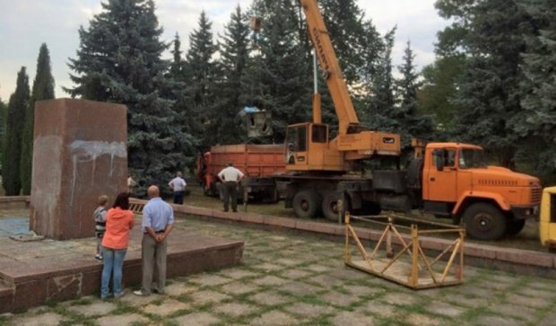 На Кировоградщине демонтировали очередной памятник Ленину (фото)