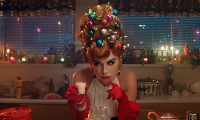 Кеті Перрі, кадр з кліпу на пісню "The Making of 'Cozy Little Christmas'"