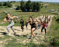 Учасниць "Міс Україна" випробовували військовою підготовкою: крижана вода, бруд і колючий дріт