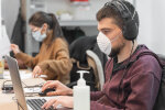 Нещеплених українців будуть усувати від роботи: офіційна постанова Кабміну
