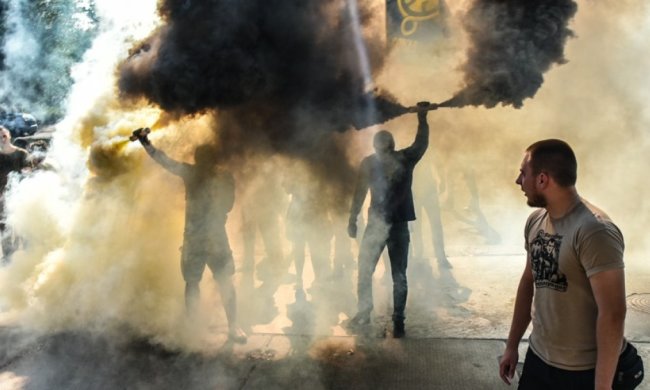У центрі Києва активісти влаштували масовий протест, вулиці оповиті густим димом: відео