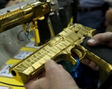Поліція спіймала озброєних наркоділків