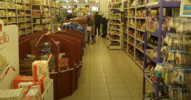 Покупатели в украинском супермаркете
