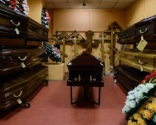 Ритуальники запропонували росіянину поховати дружину завчасно
