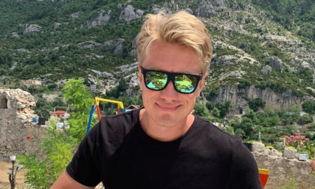 Український блогер рекламує російський банк. Фото скріншот Youtube