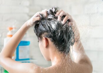 Миття голови, скріншот: YouTube