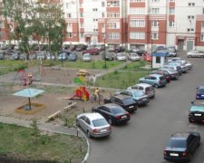 Ні сорому, ні совісті: відморожений водій заблокував вхід до школи
