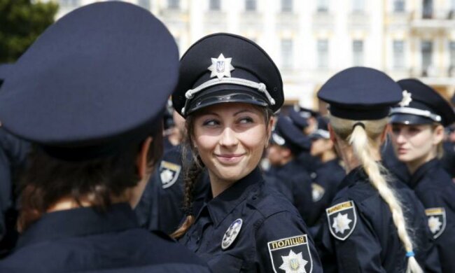 Новая полиция вышла на улицы украинских городов
