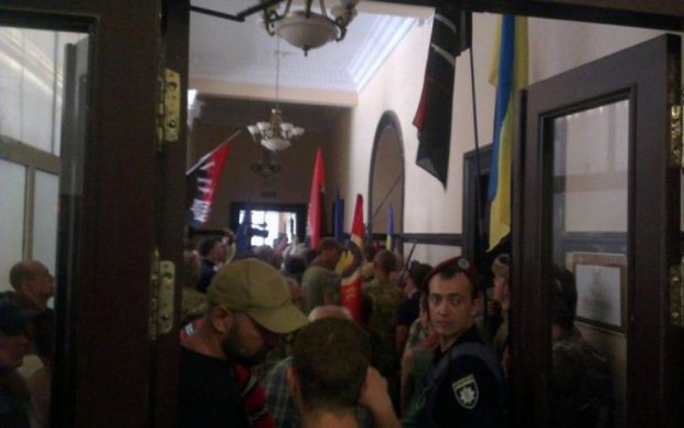 Поліція штурмом звільняла Київраду: відео