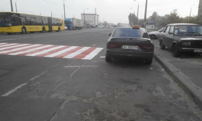 У Києві через таксиста не домалювали зебру (фото)