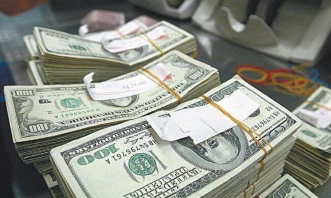 Долар здає позиції: НБУ укріпив українську валюту