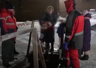 Хлопчика змусили скупатися у крижаній ополонці при -26: дитина виривалася і плакала, але мама була невблаганною
