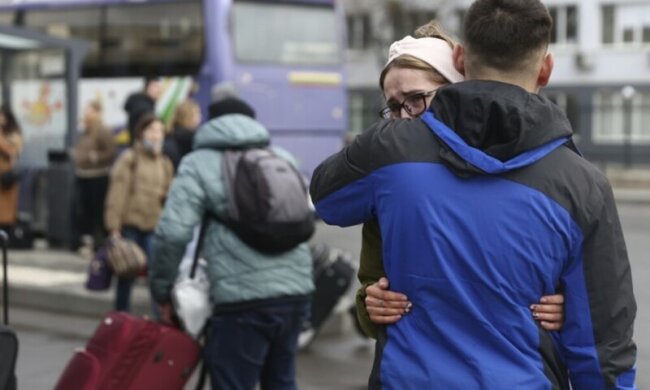 Виїзд молоді за кордон. Фото з відкритих джерел