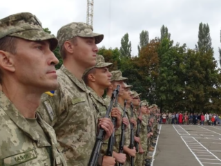 Мобилизованные мужчины в военной форме