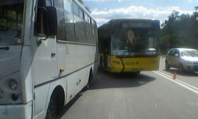 В Киеве столкнулись автобус, маршрутка и грузовой автомобиль (фото)