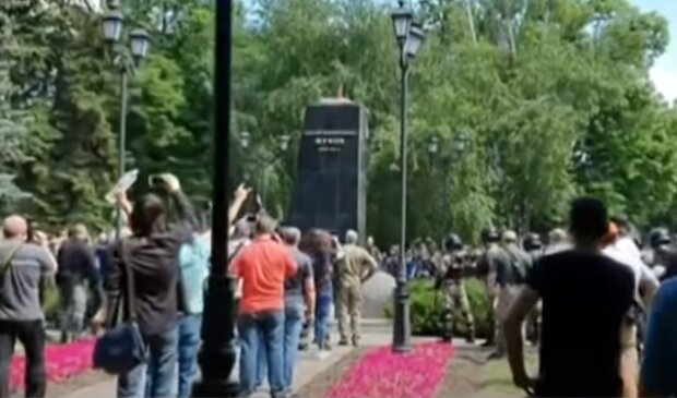 З маршала Жукова в Харкові "проступила кров" - кому не дає спокою скандальний пам'ятник