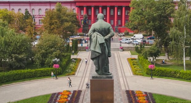 Памятник в Киеве, скриншот: Youtube