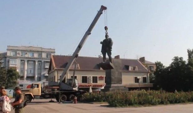 У Артемівську знесли пам'ятник Артему (відео)