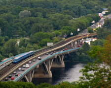 "Кричит, что все взорвет": в Киеве мост Метро захватил вооруженный террорист, уехать не сможет никто