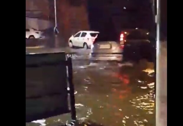 Тернопіль пішов під воду - рятувальники витягали автобуси і машини з болота