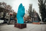 В центре Киева установили новую скульптуру, украинцы не в восторге: «Косяки власти, объединенные шарой»