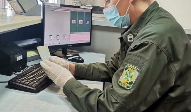 Щоб коханий не дізнався: іноземка зіпсувала свій паспорт заради поїздки до Харкова