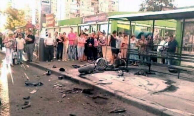 Автівка збила двох пішоходів на тротуарі в Києві