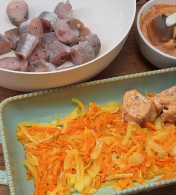 Хек  під соусом на овочевій подушці: фото скрін рецепту