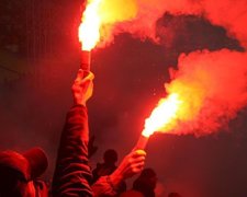 Киевские радикалы устроили "горячую ночь" у посольства России