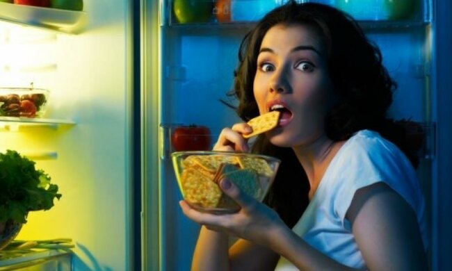 Чим шкідлива пізня вечеря