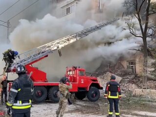 Рятувальники дістають людей з-під завалів у столиці