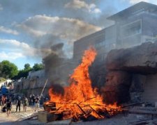 Одесские активисты сожгли стройплощадку прямо на пляже