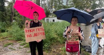Протест на Теремках через вирубку дубів для теплотраси