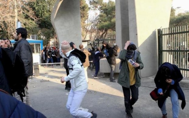 Массовые протесты в Иране: появились первые жертвы