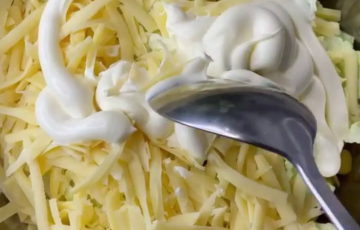 Легкий салат с сухариками, кадр из видео