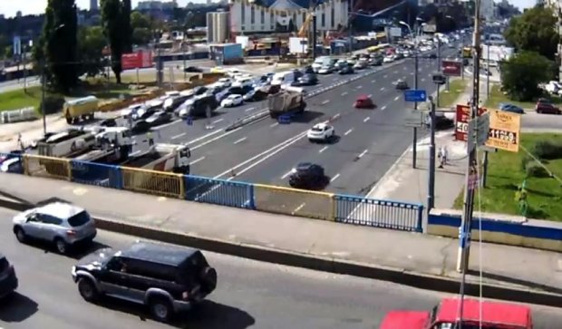 Столичный проспект Победы превратился в "ад" для водителей (видео)
