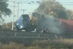 Поезд на полном ходу протаранил застрявший грузовик, от авто мало что осталось