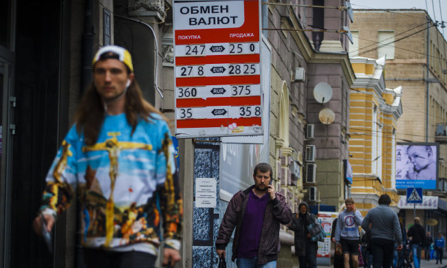 Нацбанк відпустив валюту, долар помчав вгору: що далі