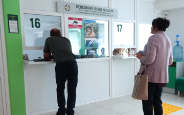 Люди у ПФУ. Фото: скрін youtube